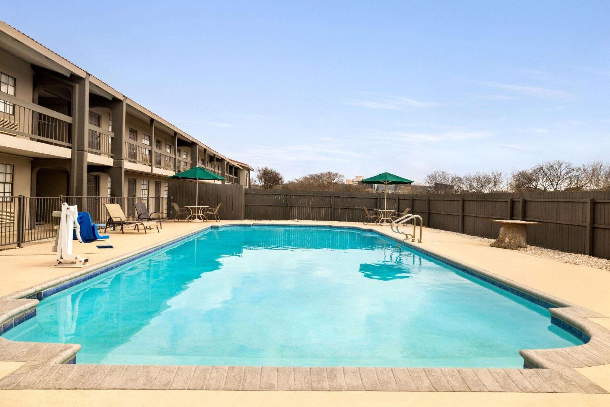 La Quinta Inn By Wyndham San Antonio Lackland Exterior foto